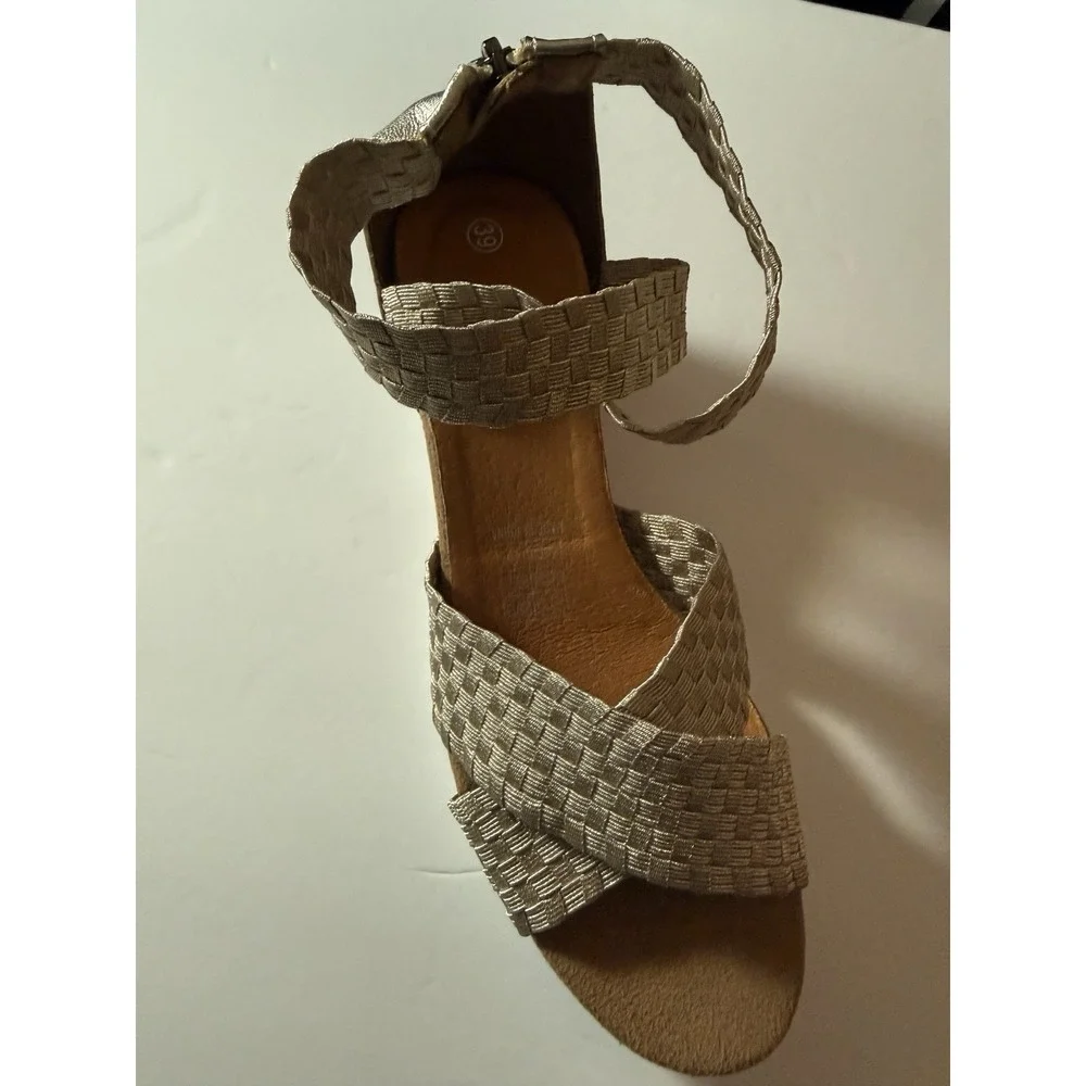 Bernie‎ Mev Sandal Honesty Light Gold Fabric Memory Foam Womens 38 Size 7 New